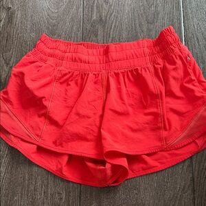 lululemon athletica size 4 hottie hot 2.5” low rise shorts